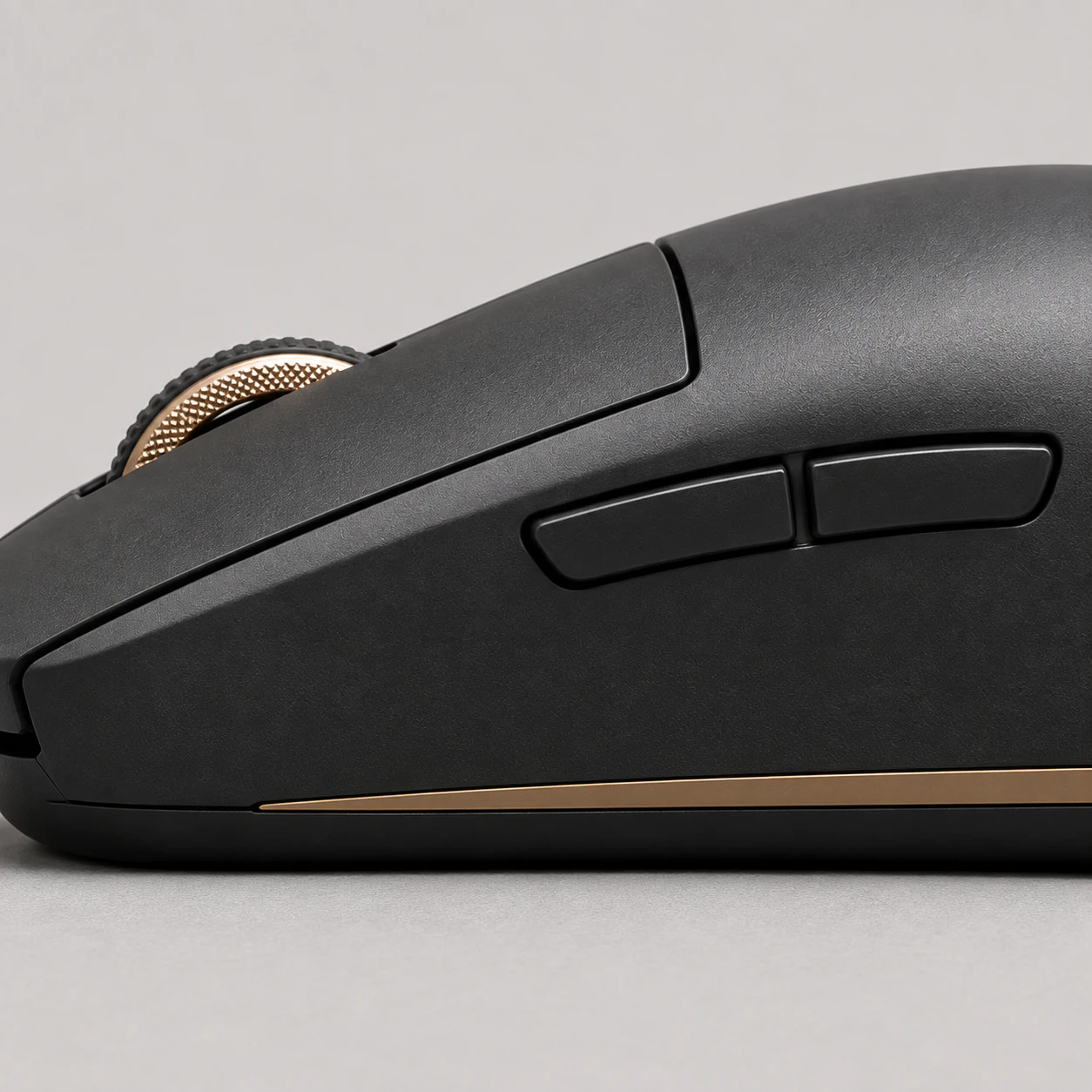 FALCON M1 WIRELESS — لقطة مقرّبة للقبضة الجانبية وعجلة التمرير