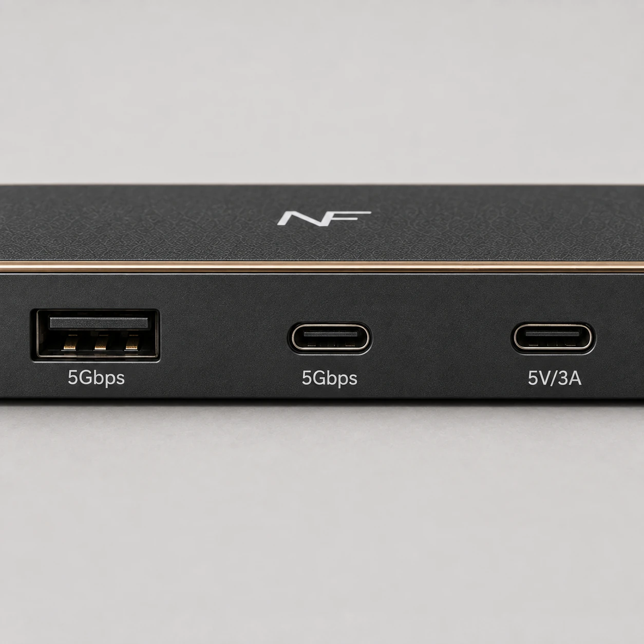 PULSE D4 CORE — لقطة مقرّبة لمنافذ البيانات والطاقة الخلفية